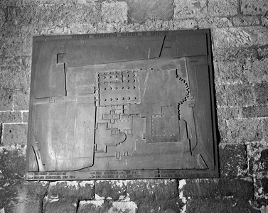 56009 Afbeelding van de plaquette op de Domkerk (Domplein) te Utrecht met daarop aangegeven de gevonden fundamenten van ...